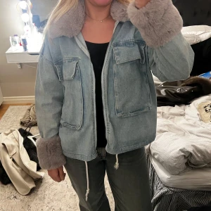 Jeansjacka  - Jeans jacka med päls detaljer. De går även att ta bort pälsen så perfekt för både sommaren och våren! Storlek 36!😊