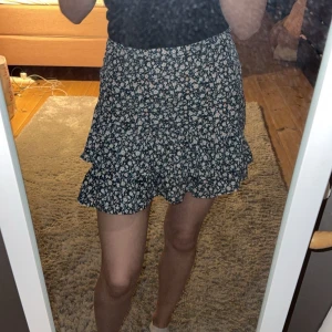 Fin blommig kjol  - Fin kjol från SHEIN som endast är använd en gång. Storlek S 