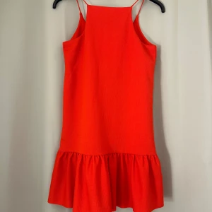 Röd klänning med volang - Säljer denna superfina klänningen från Zara i Stl S. Super fin i den röda färgern och volangen. Kommer Aldrig kommer till användning då jag inte tycker jag passar i den. Vacker att ha till sommaren. Pris går att diskutera!! Skriv till mig ifall du har några frågor!❤️‍🔥❤️