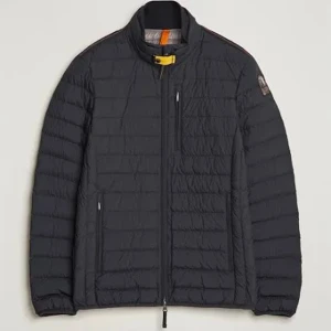 Para jumpers vår jacka storlek S - Den ser exakt ut så här bara att den är mörk blå istället för svart då jag inte hittade en mörkblå på Google den är storlek S original priset är ungefär 4,500kr kontakta mig via frågor.