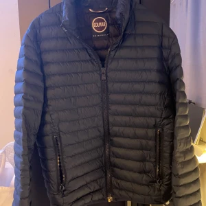 Colmar jacka - Mörkblå jacka från Colmar i storlek 48 vilket motsvarar S. Litet lagat hål på högra armen. Kom med bud!