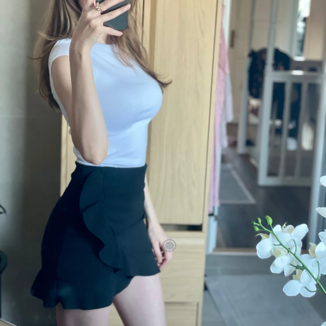 Nelly Svart kortkjol med volang