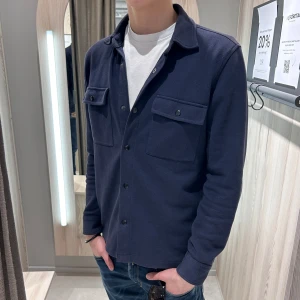 Mörkblå overshirt från Selected Homme - Säljer en stilren mörkblå overshirt från Selected Homme. Skjortan har långa ärmar och två praktiska bröstfickor med knappar. Perfekt för lager-på-lager-stil och passar till många olika outfits. Storlek M ! Han på bilden är 188! Passar kortare och längre! 