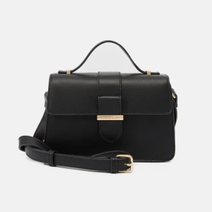 Svart axelväska - Snygg svart axelväska med justerbar axelrem och ett elegant handtag. Väskan har en stilren design med guldfärgade detaljer och en praktisk stängning framtill. Perfekt för att ge din outfit en touch av lyx. Väskan är i nyskick 