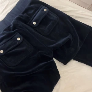 Juicy byxor - Juicy byxor bra skick nästan aldrig använda säljer pga för mycket kläder men skulle Järna vilja behålla för dom e så snygga🩷🩷