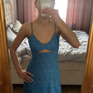 Blå klänning från Bik Bok - Säljer denna super söta och sköna sommarklänningen från Bik bok💗🌸Jag har endast använt den två gånger!