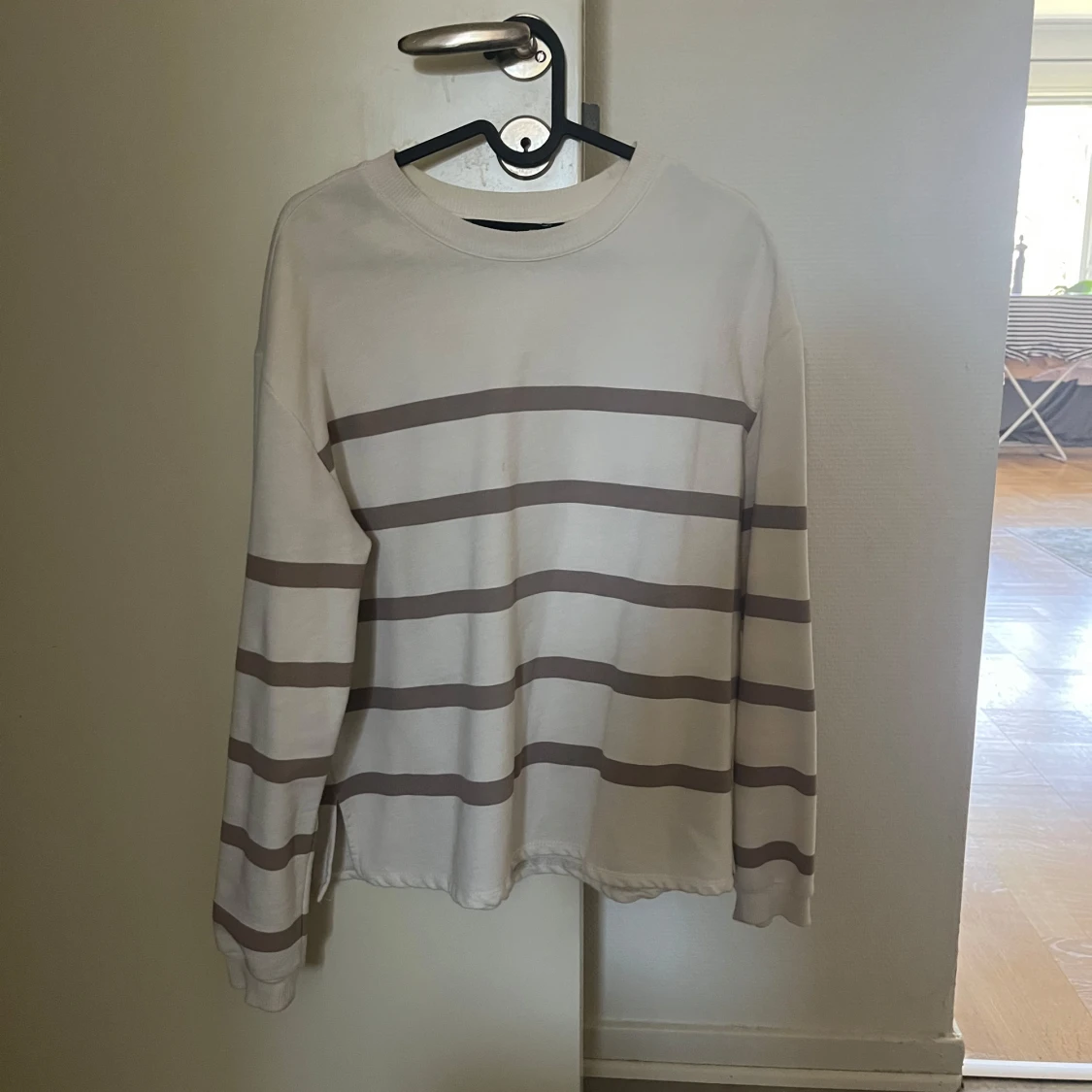 Vit och beige randig tröja från Lager 157 - 1