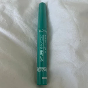 Nature Enhanced Length Mascara från IsaDora - Säljer en Nature Enhanced Length Mascara från IsaDora. Den har en snygg turkos förpackning och är designad för att ge längd till dina fransar. Perfekt för att framhäva ögonen med en naturlig look.