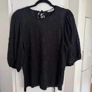 Svart blus - Jätte fin blus med liten öppning i ryggen med knytning. Helt ny blus från Kappahl men prislapp kvar, storlek M. 