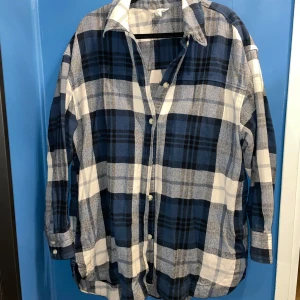 Rutig flannel jacka/skjorta - Rutig flannelskjorta / flanneljacka, passar som höst eller vår jacka. Knappt använd, inga defekter, pris kan diskuteras!