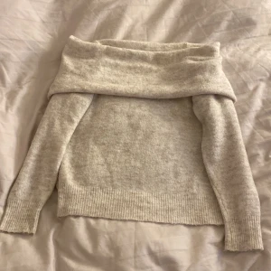 Stickad off shoulder tröja från hm - Jättemysig beige stickad off shoulder tröja från hm. Storlek xs. 🤍