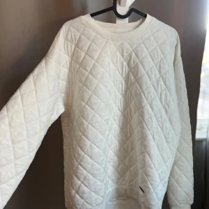 Vit Quiltad tröja❣️ - Jättefin tröja! Köpt på newyorker! Bra skick🥰stl S! Köparen står för frakt🚚❤️