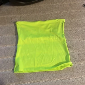 Neongul tubhalsduk - Snygg och neon grön tub topp utan band 