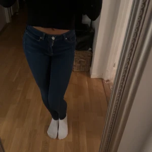 Blå skinny jeans - Snygga blå skinny jeans med hög midja och klassisk femficksdesign. Perfekta för en stilren look och passar till många olika toppar. De har en smickrande passform som framhäver figuren.