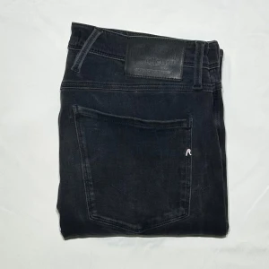 Replay Anbass | 32/32 - | Replay Anbass Jeans | Storlek: 31/34 (sitter som 32/32) | Mått: W42cm L103cm | Nypris: 1800kr | 