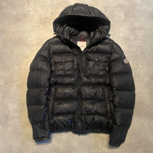 Moncler Morane Giubbotto Jacka - Sjukt fet! Storlek 4 passar M/L, säljes i befintligt skick. Har en del lagade hål osv. Men i helhet fin och man tänker ej på det vid användning. Vid frågor är det bara att höra av sig ! Allt gott.