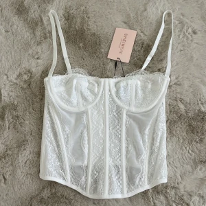 Korsett - En festlig vit korsett från Shein som aldrig är använd och har prislappen kvar.