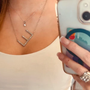 Ioaku halsband - Super snyggt ioaku halsband med bokstaven E💞helt nytt