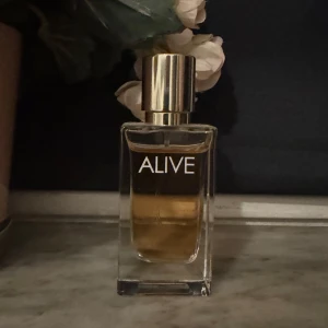 Hugo Boss parfym tjej - Parfym från Hugo Boss ”Alive”. Köpt på kicks för 699kr. Parfymen är 30ml och är nästan helt full. Säljer eftersom jag har andra parfymer jag använder mer. Väldigt bra pris.