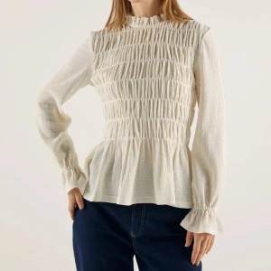 Blus - En jätte fin blus från Anna Field i nyskick, blusen är endast använd en gång och säljs då den inte kommer till användning. Blusen är i storlek M men passar även som S.