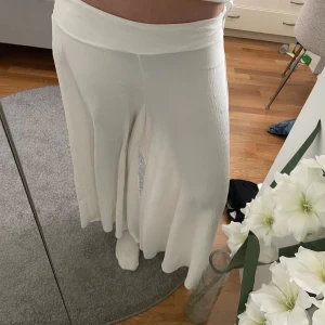 Vita vida byxor/linnebyxor - Snygga vita vida byxor, som är svala och perfekta till sommaren 