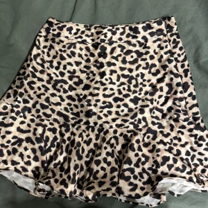 Kjol - Leopard kjol med volang längst ner i satin. Fin till sommarn