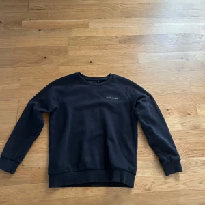 Svart tröja från Peak Performance (pris kan diskuteras) - Säljer en stilren svart tröja från Peak Performance. Tröjan har en enkel design med en liten logotyp på bröstet. Perfekt för en avslappnad look. Storlek 150 och köpt från kidsbrandstore för 999 kr. Nästan helt oanvänd så därför priset.
