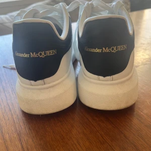 Vita sneakers från Alexander McQueen - Alexander mqueen skor storlek 42, andvänts några gånger men är i mycket bra skick, säljer de pgd av att de inte riktigt var min stil längre, har ingen box till de tyvärr 