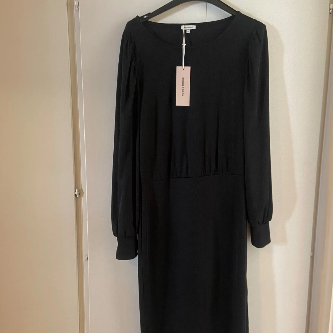 Svart klänning med ballongärmar från Bubbleroom