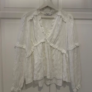 Blus ifrån Nakd  - Säljer denna super snygga blus från nakd som tyvärr inte kommer till användning längre, nypris 599kr 