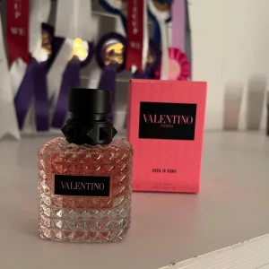 Valentino Donna Born in Roma Parfym - Knappt använd valentino born in Roma parfym i 50 ml 🤍 varsamt använd och skickar med kartongen till den. Inga skador eller liknande 😊