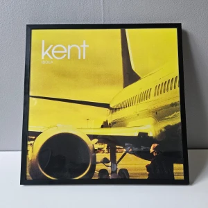 Kent - Albumaffisch, 31.5x31.5cm - Kent - Isola albumaffisch, 31.5x31.5cm   Helt ny - Passar bra i IKEAs tavelram Lomviken!  Tryckt på glossy 240gr papper  Skickas i papprulle - Ramen ingår inte!