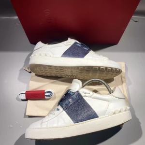 Valentino skor - Hej! Säljer nu mina skor från märket Valentino, storlek 38, bra skick box ingår. Givetvis äkta, Tveka inte på att höra av dig om du har frågor eller funderingar kring skorna!