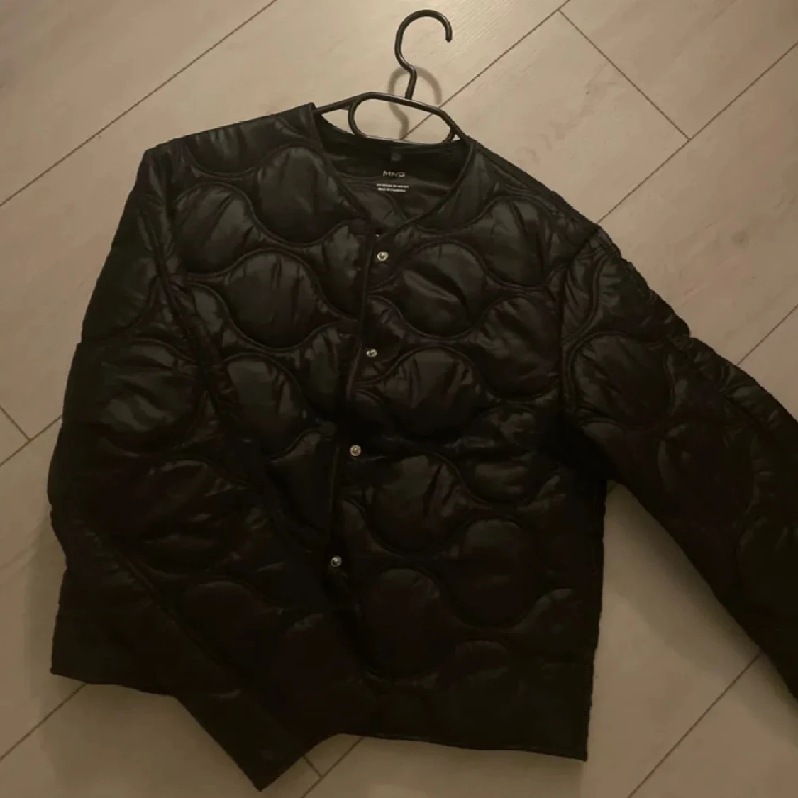 Svart quiltad jacka från mango - 2