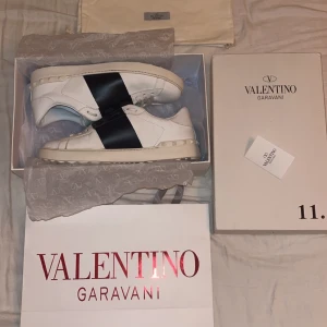 Valentino open - Storlek 45 men sitter som 44. Inga defekter. Nästan nyskick. Hör av dig om du har någon fråga eller vill ha fler bilder. 