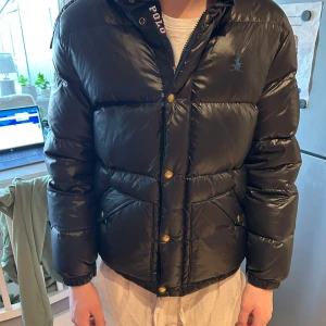 Svart pufferjacka från Polo Ralph Lauren - Säljer en tväääär fet ralph lauren jacka. Har haft den i ca 5 månader.  Pris går att diskuteras