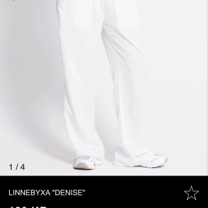 Vita linnebyxor 'Denise' - Snygga och bekväma vita linnebyxor 'Denise' med en avslappnad passform. Byxorna har en elastisk midja med snörning för extra komfort. Perfekta för en stilren och luftig look.dom är lite skrynkliga men kan strykas innan de packas!köpta för 180 men säljs för 120 då dom knappt är använda❤️har sänkt priset t 120 då jag vill få dom sålda!!!
