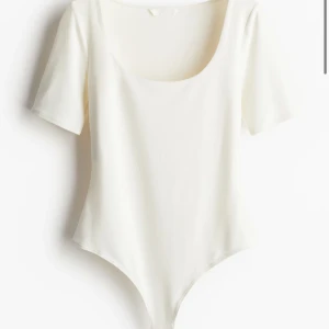 Vit body - Säljer en vit body ifrån h&m då den ej har kommit till någon användning🥰💕den har storlek M men skulle passa en S också! Köparen står för frakten!!