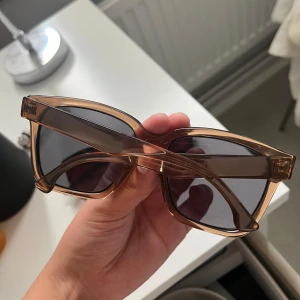 Solglasögon i olika stilar - Säljer flera par solglasögon i olika stilar. 80kr styck och dom 2 första är dam och den sista för herr