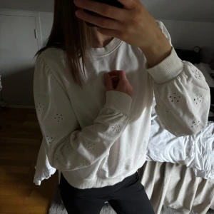 Tjocktröja - Gräddvit Tjocktröja med jättefina detaljer på armarna🤍 storlek L men uppfattas som en S