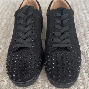 Lobs med spikar - Säljer svarta loubs med spikar använda en gång i storlek 43.