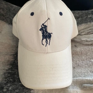 Ralph lauren keps - Riktigt fet keps, perfekt nu till sommaren. Den är i bra skick, inga defekter. Hör av dig vid någon fundering👑