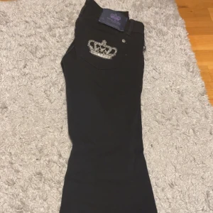 Victoria Beckham jeans - Jätte snygga svarta bootcut Victoria Beckham jeans. Använda 1 gång. Low waist(på riktigt,inte mid waist) vet inte storleken men jag har xs/s i vanliga fall och passar mig bra.