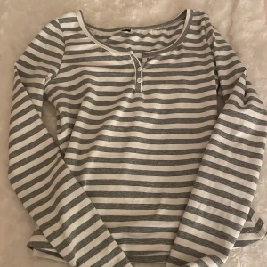 Randig långärmad tröja - Aldrig använd jättefin långärmad tröja❤️ Pris går att diskutera 