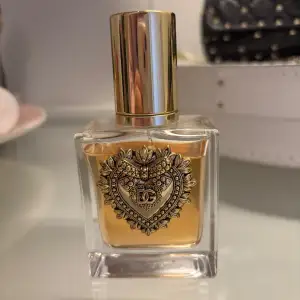 Parfym från dolce and gabana sååå god vanilj med slag av citrus. Så speciellt och så god. En gourmand som passar till sommaren !☀️☀️