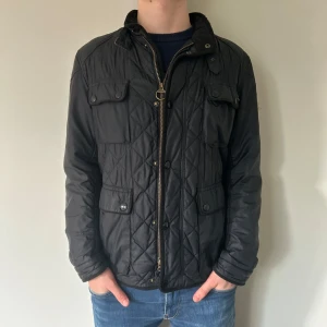 Barbour Jacka - Quiltad Barbour Jacka | Skick: 8/10 - Storlek: M-L - Nypris: 3200 - Vårt pris: 299 - Skriv för mer frågor och funderingar