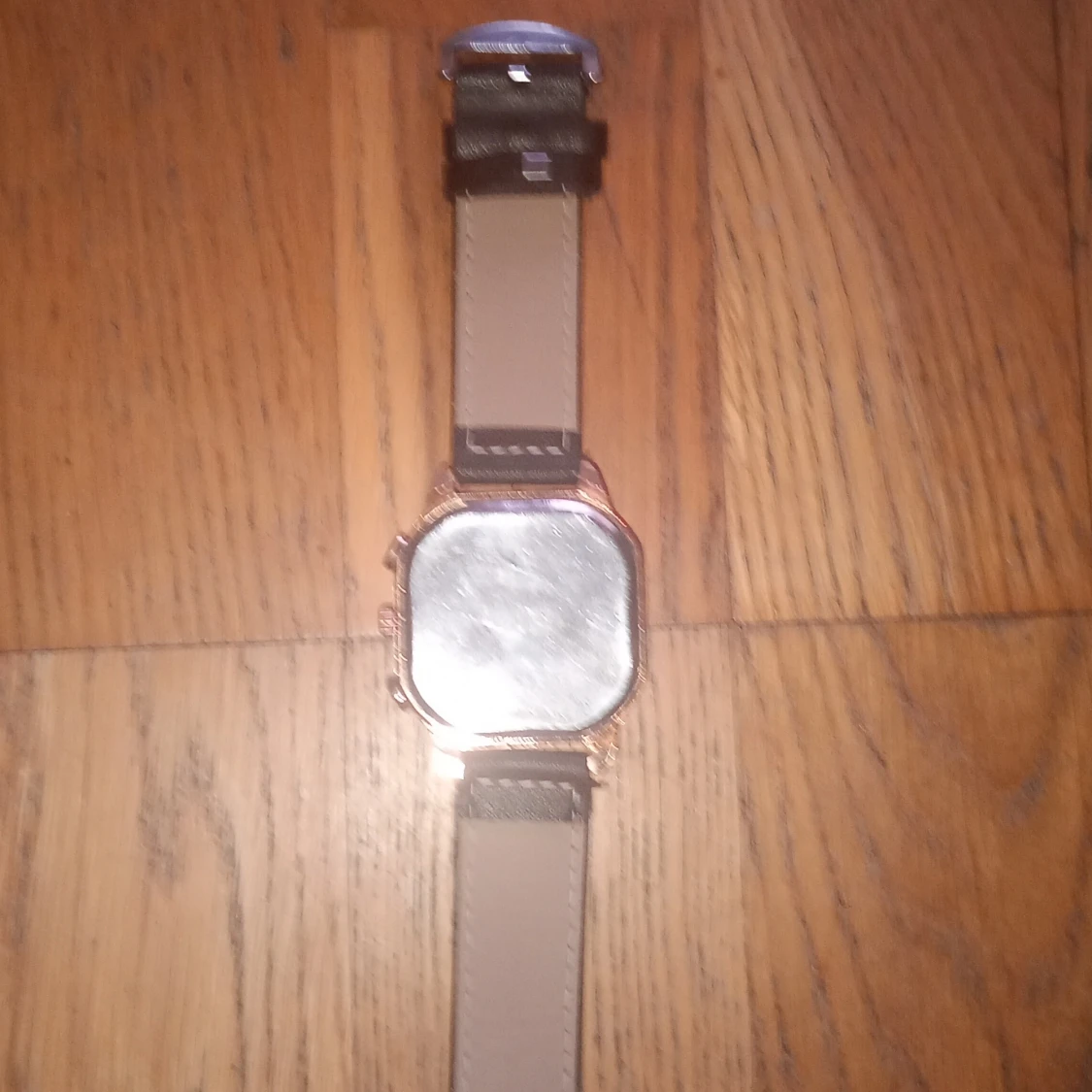 Svart och guld klocka med fyrkantig urtavla Magnus Dagur - 3