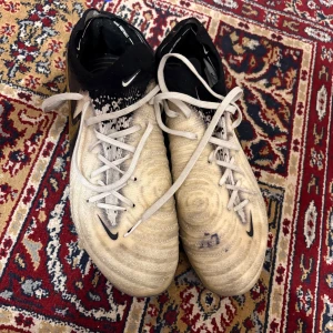 Phantom gx elite 39 - Hej säljer ett par sköna phantoms elite i storlek 39 men kan passa 40 . Använda få tal gånger men ändå bra skick. Nytt pris 3000 men slutsålda. Mitt pris 700