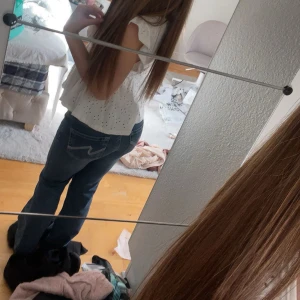 Blå jeans från Nelly - Snygga blå bootcut jeans från Nelly. Knappt använda! Uppklippta så passar längderna 150-160cm men går att sprätta upp.