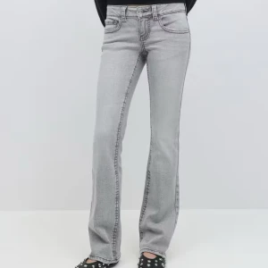 Gråa jeans från Gina Tricot - Säljer dessa populära jeans från Gina Tricot! Sitter jättesnyggt och passar till allt😍Skriv privat om du har frågor eller vill veta mått eller se mina bilder på jeansen! Svarar snabbt🥰